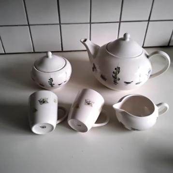 H v D theepot,roomstel en 2 mokken beschikbaar voor biedingen