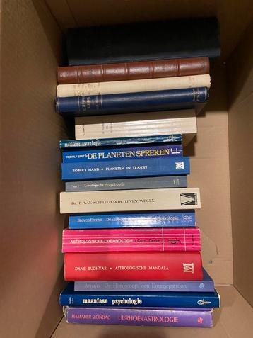 Astrologie boeken beschikbaar voor biedingen