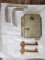 Oude deurklinken met slot en sleutels, Doe-het-zelf en Verbouw, Hang- en Sluitwerk, Ophalen, Gebruikt, IJzer, Slot