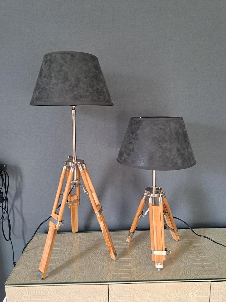 Twee Rivièra Maison Classic Tripod Lamp Teak S, Huis en Inrichting, Lampen | Tafellampen, Zo goed als nieuw, 50 tot 75 cm, Hout