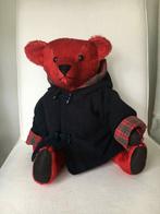 Handgemaakte beer rood met jasje gekocht op een berenbeurs, Verzamelen, Ophalen, Nieuw, Stoffen beer, Overige merken