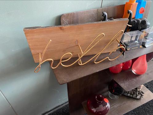 Wandbord mango hout hello in gouden letters, Huis en Inrichting, Woonaccessoires | Overige, Nieuw, Ophalen