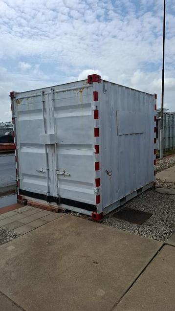 10 ft container met verlichting en inhoud beschikbaar voor biedingen