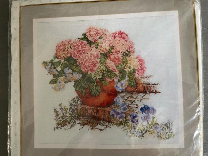 BORDUURPAKKET Thea Gouverneur HORTENSIA - WD014, Hobby en Vrije tijd, Borduren en Borduurmachines, Nieuw, Borduurpakket, Handborduren