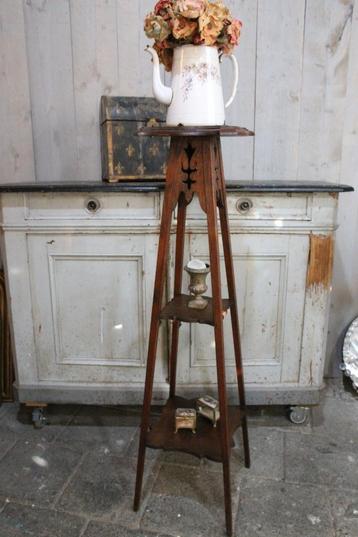 Hoog planten tafeltje beschikbaar voor biedingen