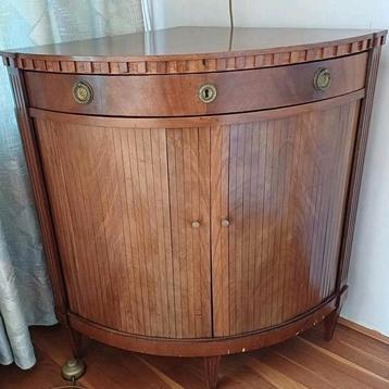 Mooi hoekkastje met deurtjes beschikbaar voor biedingen