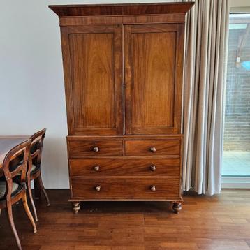 Klassieke kast (‘linnenpress’ model) met uittrekbare legplan beschikbaar voor biedingen