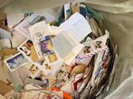 doos met 9 kilo af te weken postzegels / kilowaar., Postzegels en Munten, Postzegels | Volle albums en Verzamelingen, Ophalen of Verzenden