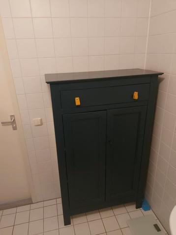 Halfhoge kast blauw met okergele grepen beschikbaar voor biedingen