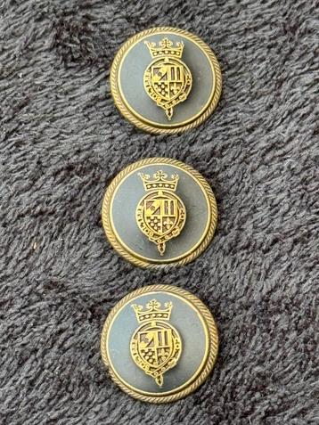 3 antieke messing knopen met wapenschild en kroon beschikbaar voor biedingen
