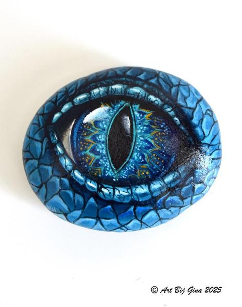 Stoer blauw drakenoog geschilderd op een riviersteen, Antiek en Kunst, Kunst | Overige Kunst, Ophalen of Verzenden