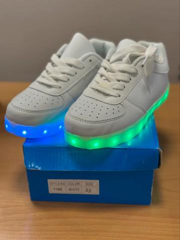 Schoenen, mt 33, met lichtjes, nieuw! USB opl., wit beschikbaar voor biedingen