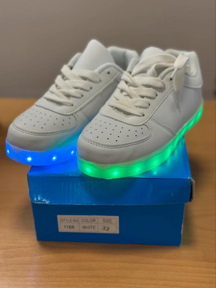 Schoenen, mt 33, met lichtjes, nieuw! USB opl., wit, Kinderen en Baby's, Kinderkleding | Schoenen en Sokken, Nieuw, Schoenen, Jongen of Meisje