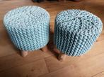 2 lichtblauw gehaakte houten krukjes 38 cm hoog, Ophalen, Gebruikt, Hout