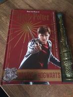 Harry Potter: Battle of Hogwarts boek + toverstaf, Ophalen of Verzenden, Zo goed als nieuw, Warner Bros., Europa overig