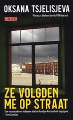 Oksana Tsjelisjeva - Ze volgden me op straat, Ophalen of Verzenden, Gelezen, Nederland