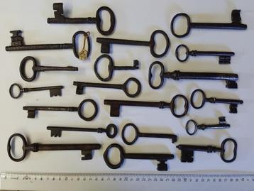 19 oude sleutels, ijzer, 17e-19e en vroeg 20e eeuw beschikbaar voor biedingen