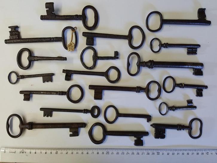19 oude sleutels, ijzer, 17e-19e en vroeg 20e eeuw, Antiek en Kunst, Antiek | Gereedschap en Instrumenten, Verzenden