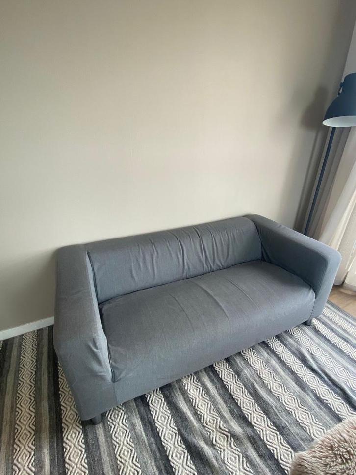 IKEA Klippan bank met bijpassende poef – grijs – goede staat, Huis en Inrichting, Banken | Bankstellen, Zo goed als nieuw, Rechte bank