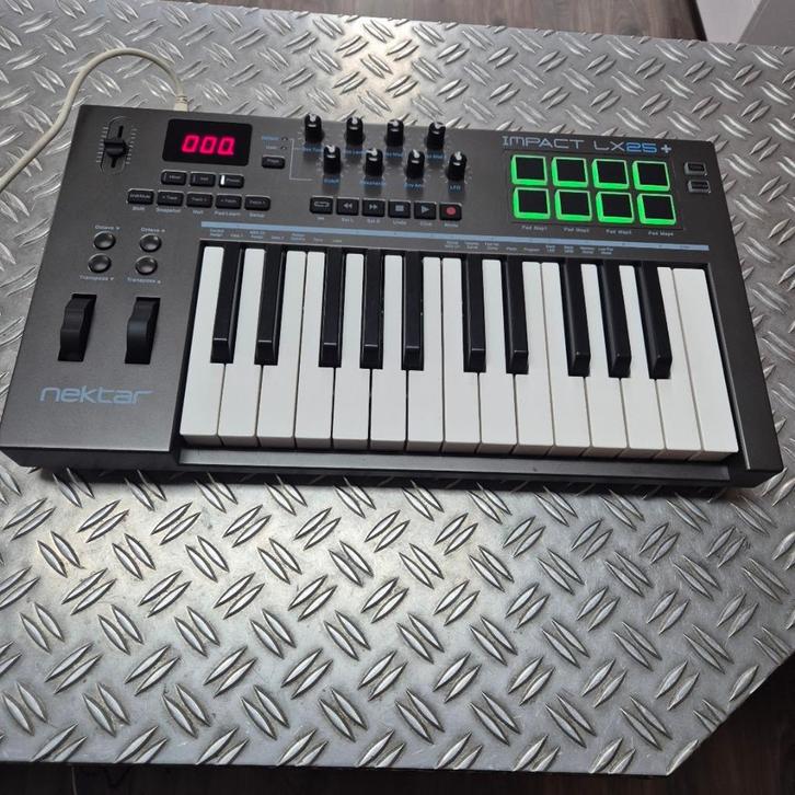 Nektar Impact LX25+ USB/MIDI-keyboard met garantie, Muziek en Instrumenten, Midi-apparatuur, Zo goed als nieuw, Ophalen of Verzenden