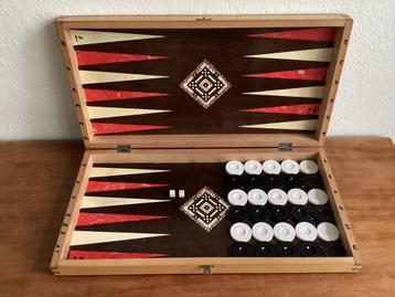 Backgammon+schaakstukken in mooie kist beschikbaar voor biedingen