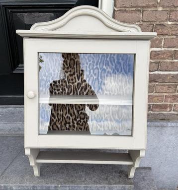 Klein vitrine wandkastje brocante kastje panter leopard VdlM beschikbaar voor biedingen