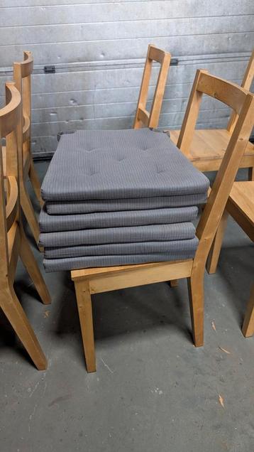 Houten Eettafel met 6 Stoelen beschikbaar voor biedingen