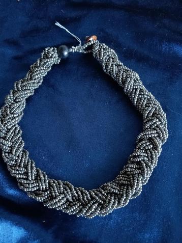 Gedraaide dikke kralenketting beschikbaar voor biedingen