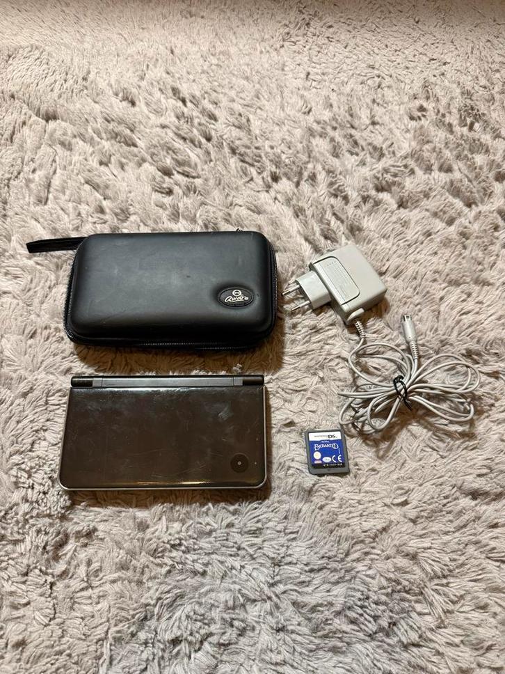 Nintendo DSi XL + Game + Oplader, Spelcomputers en Games, Spelcomputers | Nintendo DS, Gebruikt, Dsi XL, Zwart, Met games, Ophalen of Verzenden