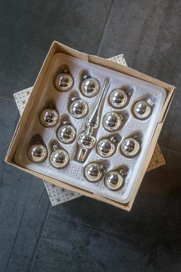 Vintage setje zilverkleurige kerstballen en piek kleine boom beschikbaar voor biedingen