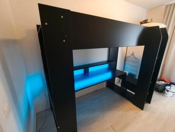 Hoogslaper met bureau en ledverlichting. beschikbaar voor biedingen