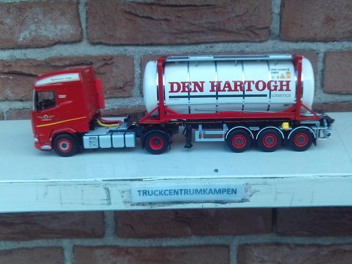 WSI  Daf  XG  4 x 2 + Container  Trailer  van  Den  Hartogh., Hobby en Vrije tijd, Modelauto's | 1:50, Nieuw, Bus of Vrachtwagen