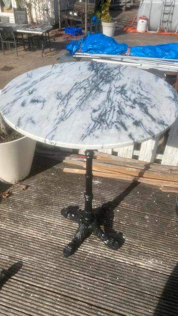 Zeer mooie marmer tafeltje met gietijzerenpoot beschikbaar voor biedingen