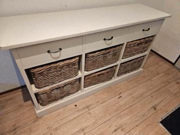 Dressoir/kast met lades en manden beschikbaar voor biedingen