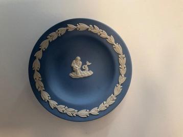 Porseleinen bordje Wedgwood, blauw-wit beschikbaar voor biedingen