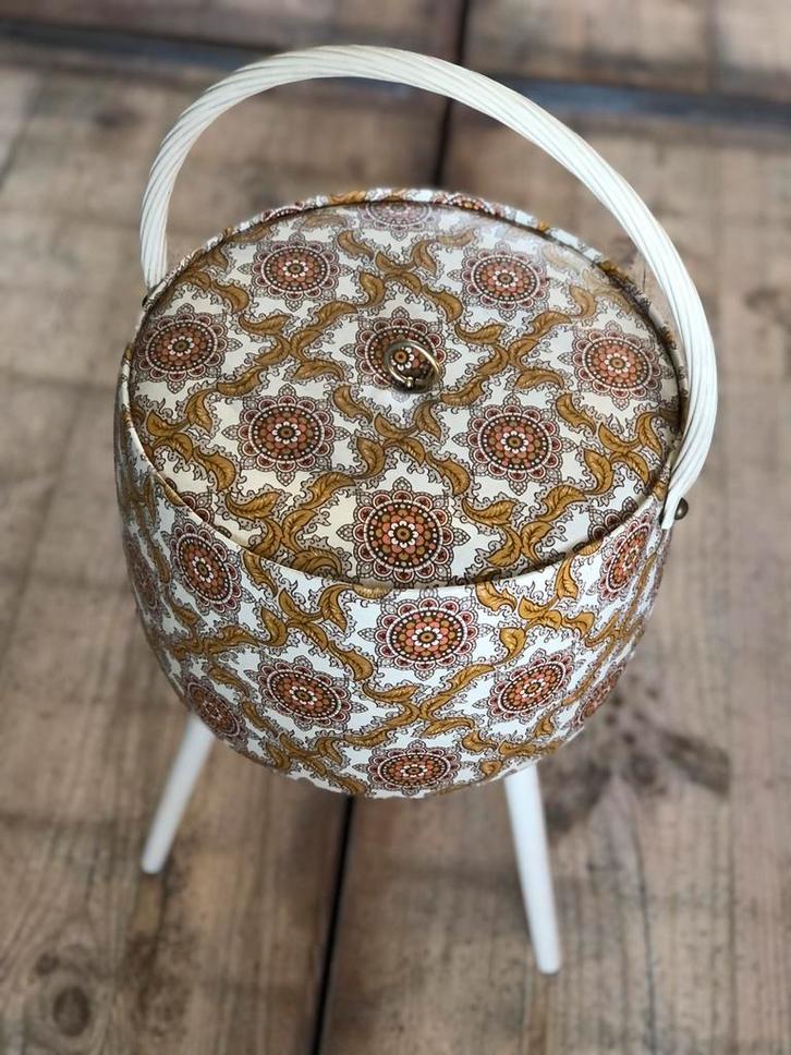 Vintage opberger naaimandje met vakverdeling jaren ‘70, Antiek en Kunst, Curiosa en Brocante, Ophalen of Verzenden