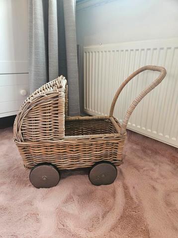 Rotan popenwagentje beschikbaar voor biedingen