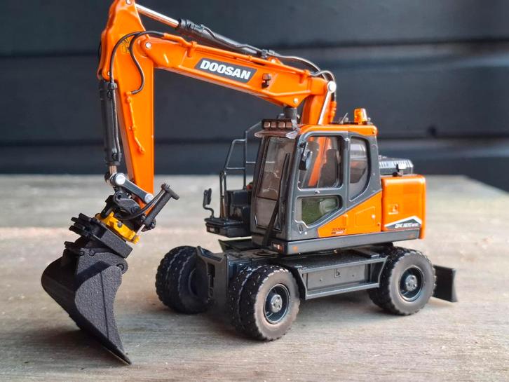 Doosan DX165W IMC 1:50 met Engcon draaikantelstuk, Hobby en Vrije tijd, Modelauto's | 1:50, Nieuw, Hijskraan, Tractor of Landbouw