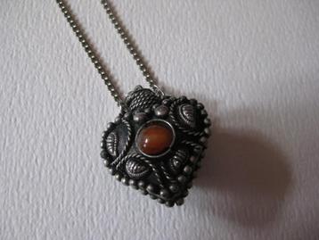 Zilverkleurige ketting / vintage hanger parfumflesje  beschikbaar voor biedingen