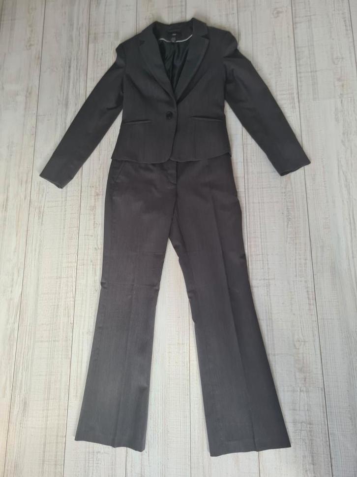 Prachtig grijs pak van H&M mt 36, Kleding | Dames, Jasjes, Kostuums en Pakken, Nieuw, Kostuum of Pak, Maat 36 (S), Grijs, Ophalen of Verzenden