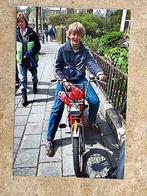 Kl foto 20x30 cm Willem Alexander + rode Puch Maxi 27-04-'83, Verzamelen, Verzenden, Nieuw, Nederland, Kaart, Foto of Prent