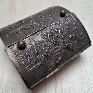 Verzilverd antiek sigarettendoosje beschikbaar voor biedingen