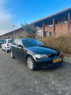 BMW 118i Automaat Facelift (2007) | 98.xxxkm PARKEERSENSOREN, Auto's, Achterwielaandrijving, 1995 cc, Zwart, Zwart