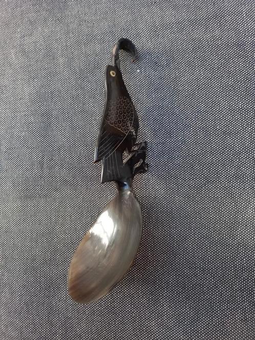 Vintage opscheplepel van koeienhoorn., Antiek en Kunst, Antiek | Bestek, Ophalen of Verzenden