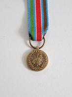 Mini UN VN medaille onderscheiding UNPROFOR Joegoslavië sfor, Verzamelen, Ophalen of Verzenden, Landmacht, Nederland