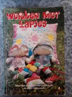 Werken Met Lapjes - Handwerkboek, Boeken, Gelezen, W.P. Woiltjes Zwaagman, Ophalen of Verzenden, Borduren en Naaien
