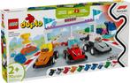 Lego Duplo 10445 - F1 team racewagens en coureurs NIEUW, Ophalen of Verzenden, Nieuw, Complete set, Duplo