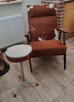 Unieke retro stoel van koeienhuid met bijpassend krukje, Ophalen