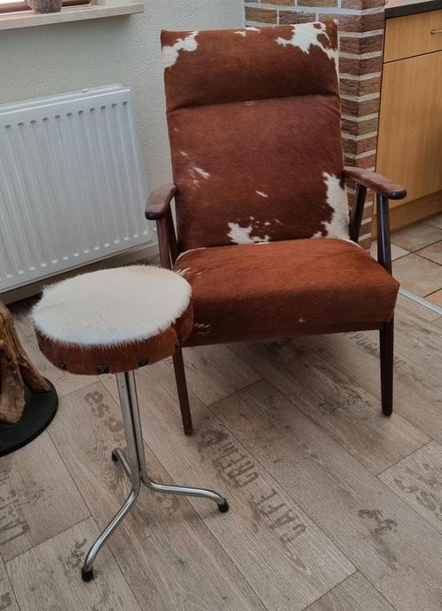 Unieke retro stoel van koeienhuid met bijpassend krukje, Antiek en Kunst, Antiek | Meubels | Stoelen en Banken, Ophalen