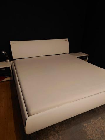2p Bed 180x200 met hoofdbord en nachtkastjes